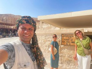 Luxor guide with travellers outside Tutankhamun tomb