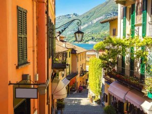 Lake Como street