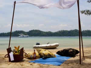 Gaya Island picnic