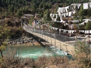 brug over het water in Bhutan