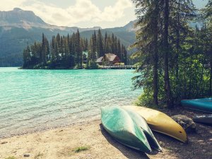 Emerald Lake beach with kayaks