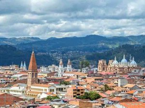 Skyline view of city with mountains in the background